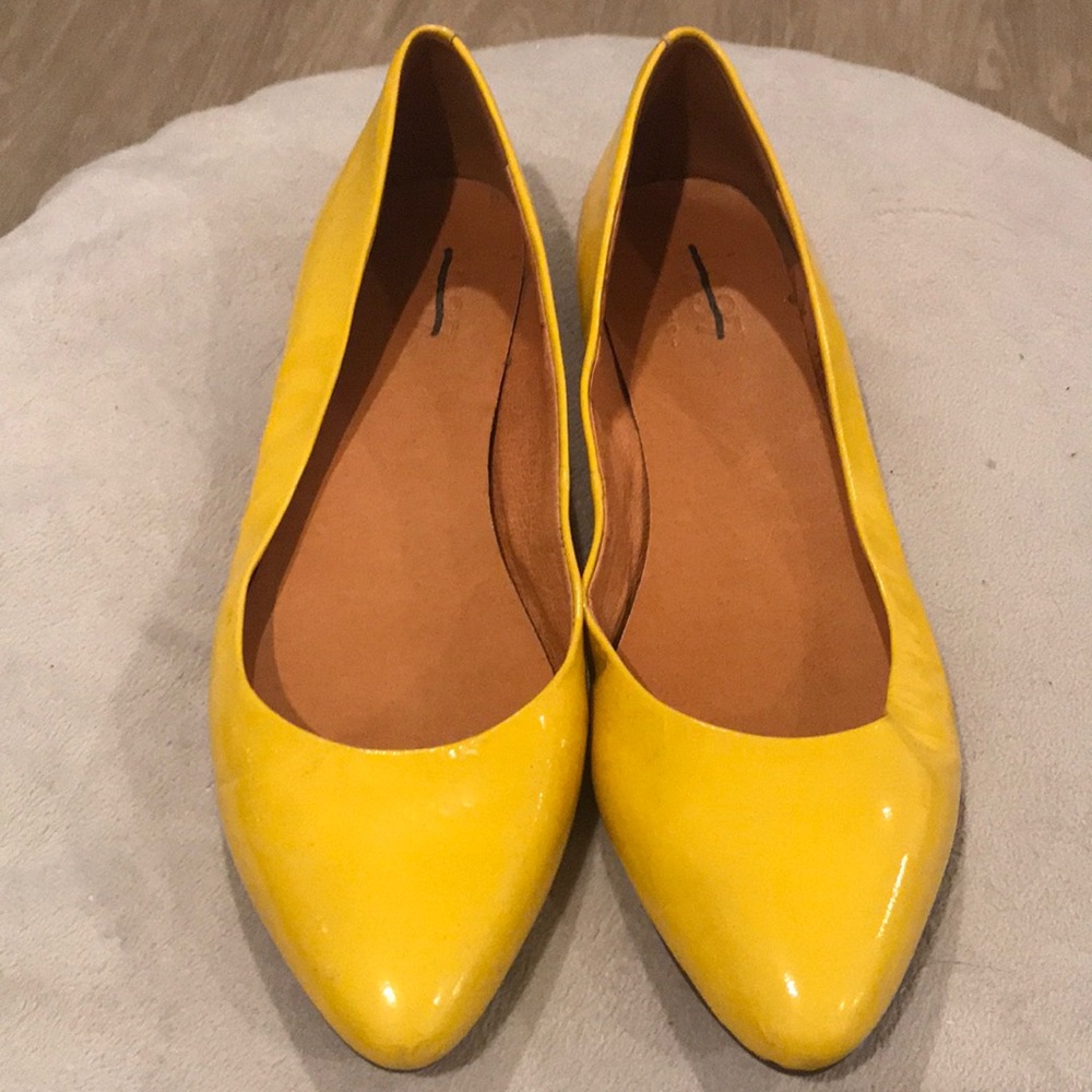 EUC Patent yellow pointy toed flats size 8